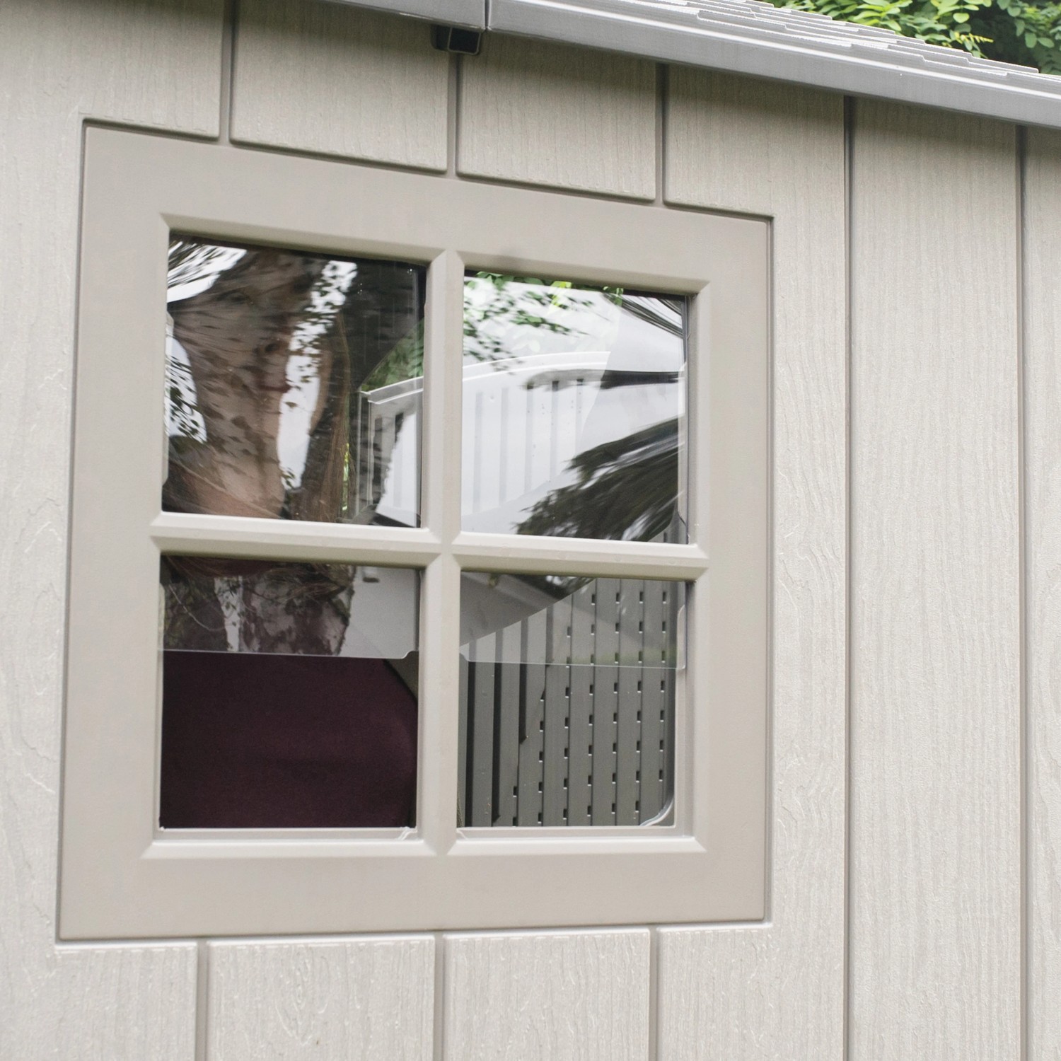 Detailansicht Fenster des Lifetime Kunststoff-Gartenhauses Stella 4,55 m².