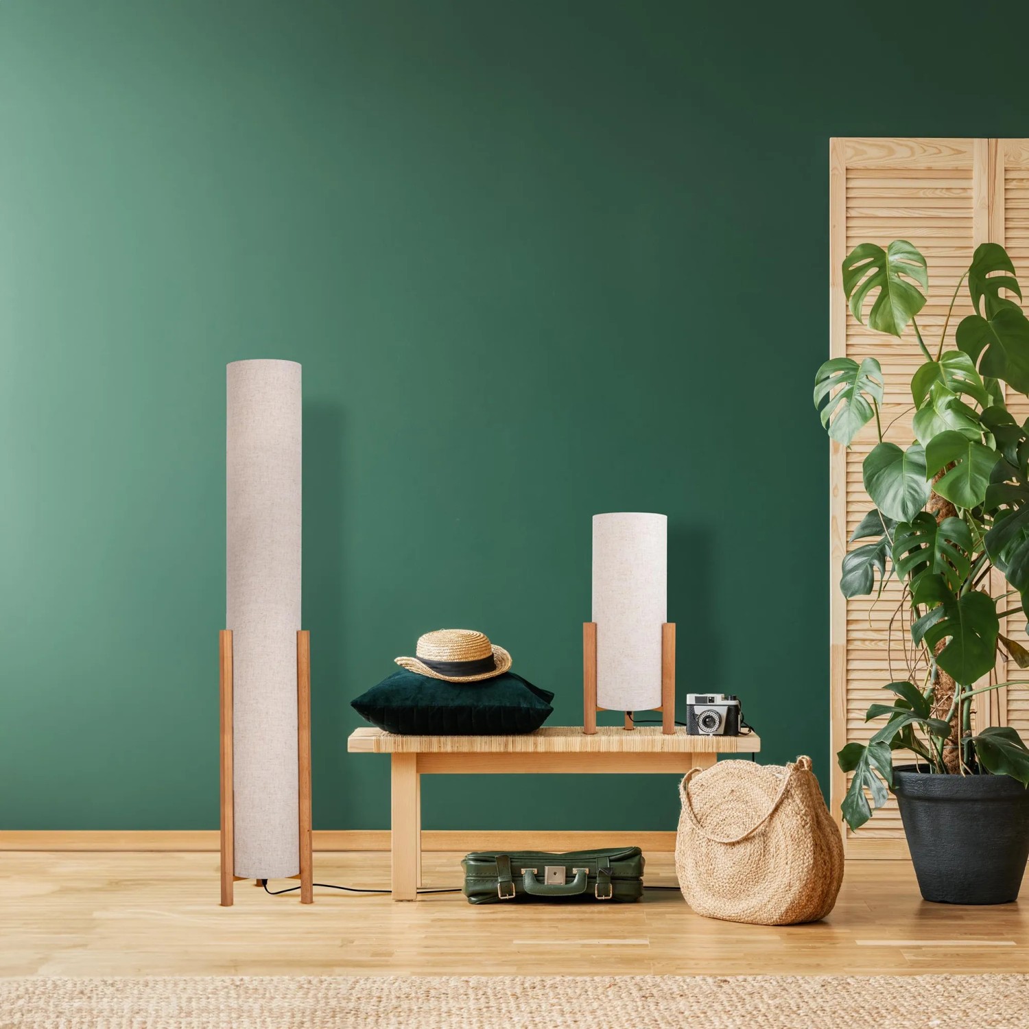 Näve Matilda Tischleuchte aus Leinen und Holz, 52cm hoch. Design-Tischlampe für Wohnraum.