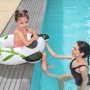 Mädchen mit Bestway Schwimmring im Panda-Design im Pool. Badespaß für Kinder von 3-6 Jahren.