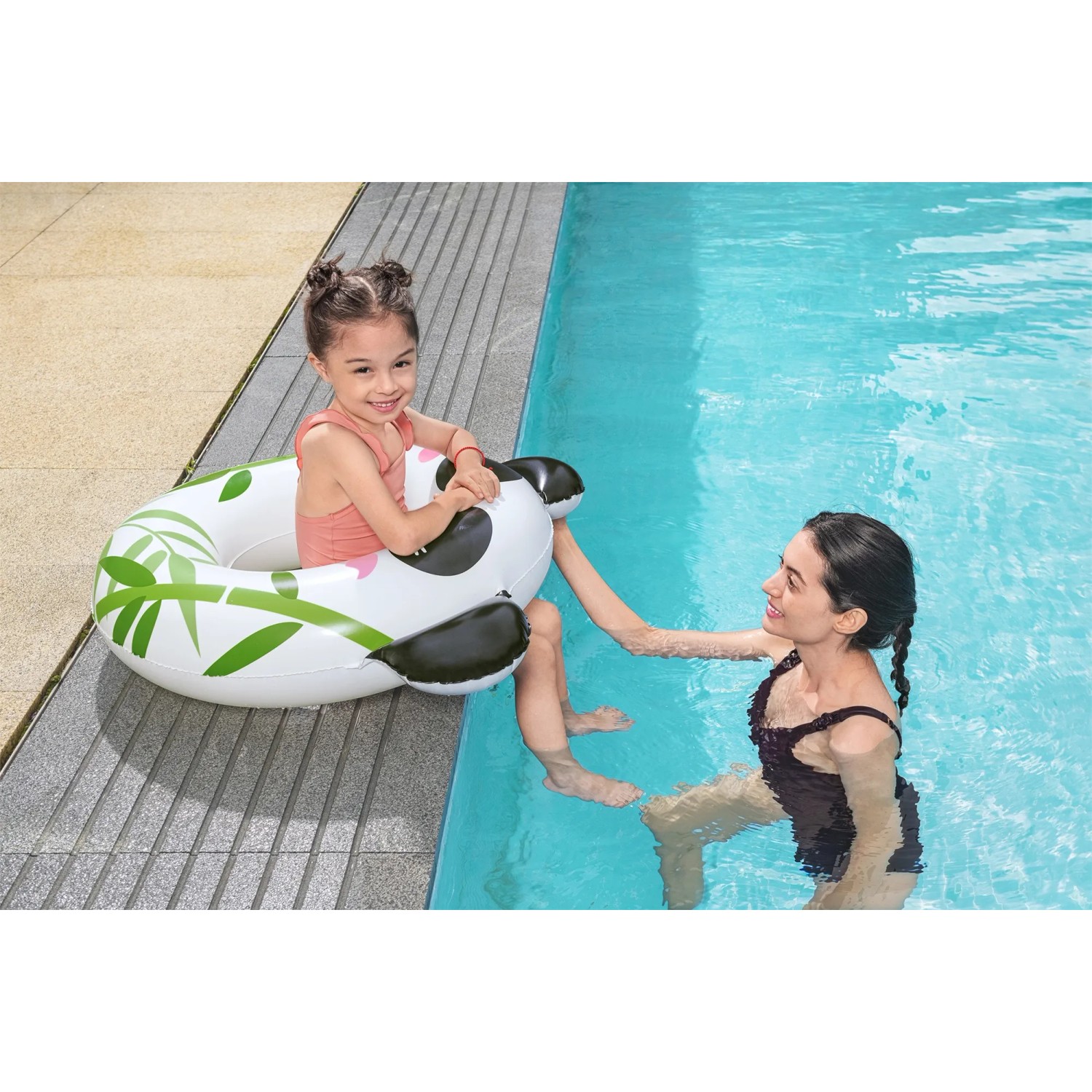 Mädchen mit Bestway Schwimmring im Panda-Design im Pool. Badespaß für Kinder von 3-6 Jahren.