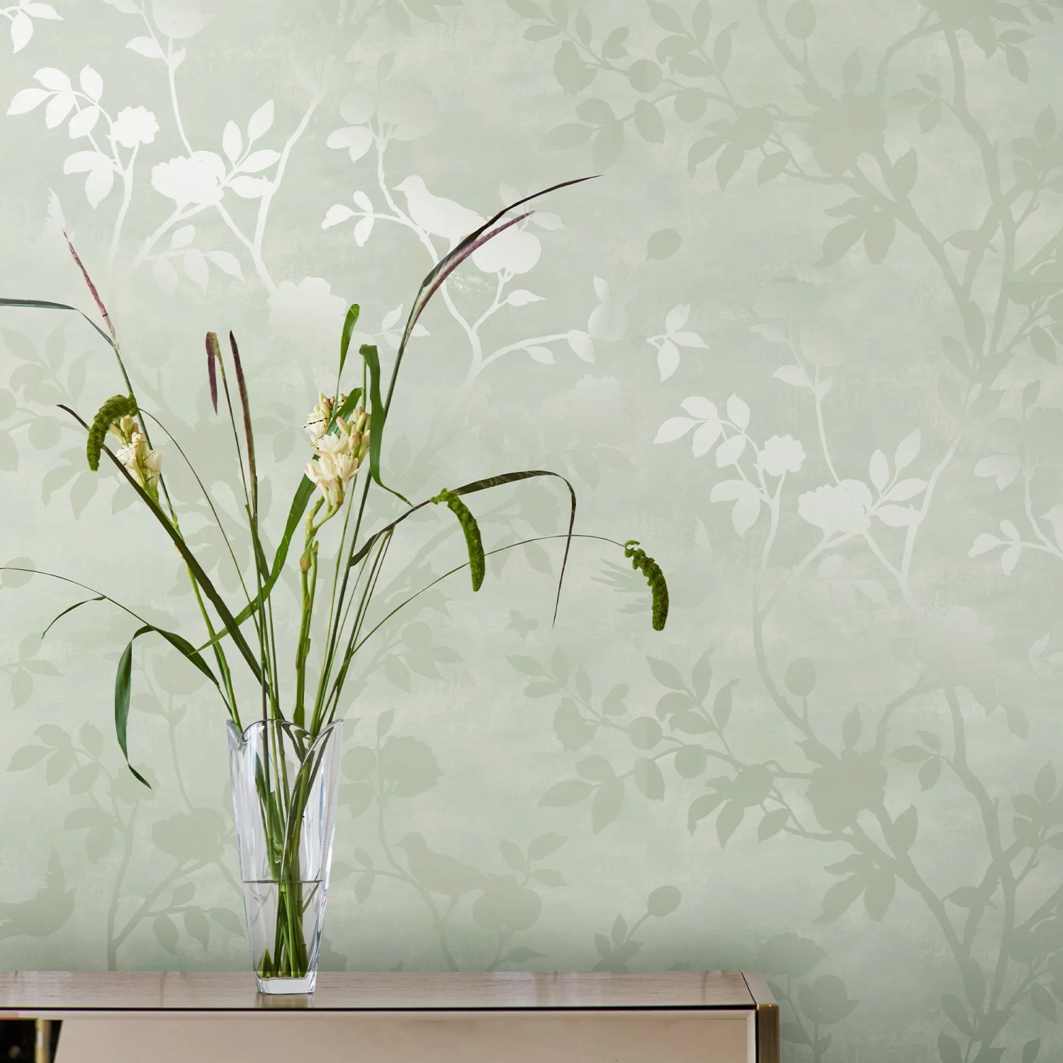 Laura Ashley Vliestapete Eglantine Silhouette Eau de Nil mit Rosen und Vogelmotiven.