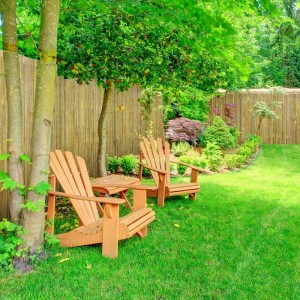 Bambus Sichtschutzzaun Brasil im Garten mit Gartenmöbeln. Dekorativer Sichtschutz.