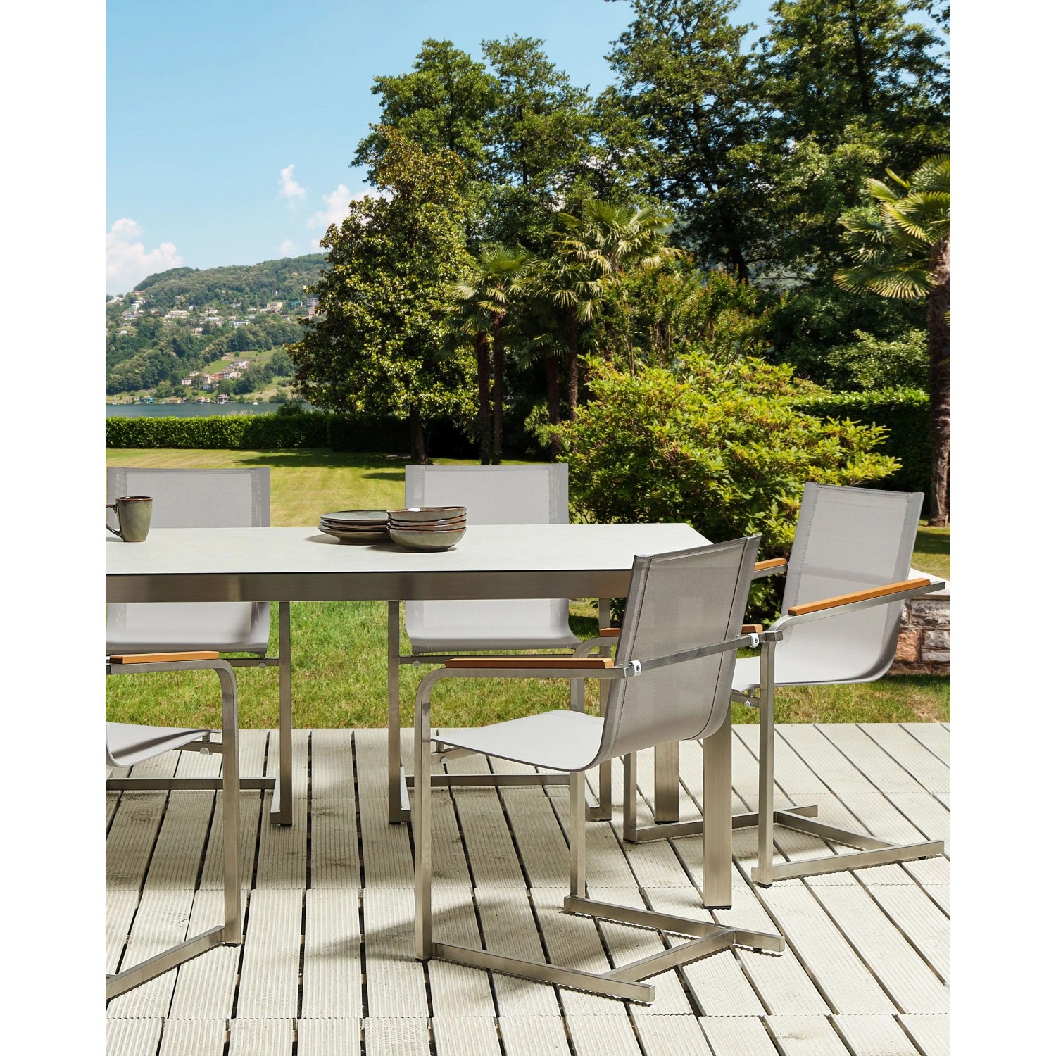 Beliani Gartenstuhl, beige mit silbernem Gestell, stapelbar. Moderne Gartenmöbel für Terrasse und Garten.