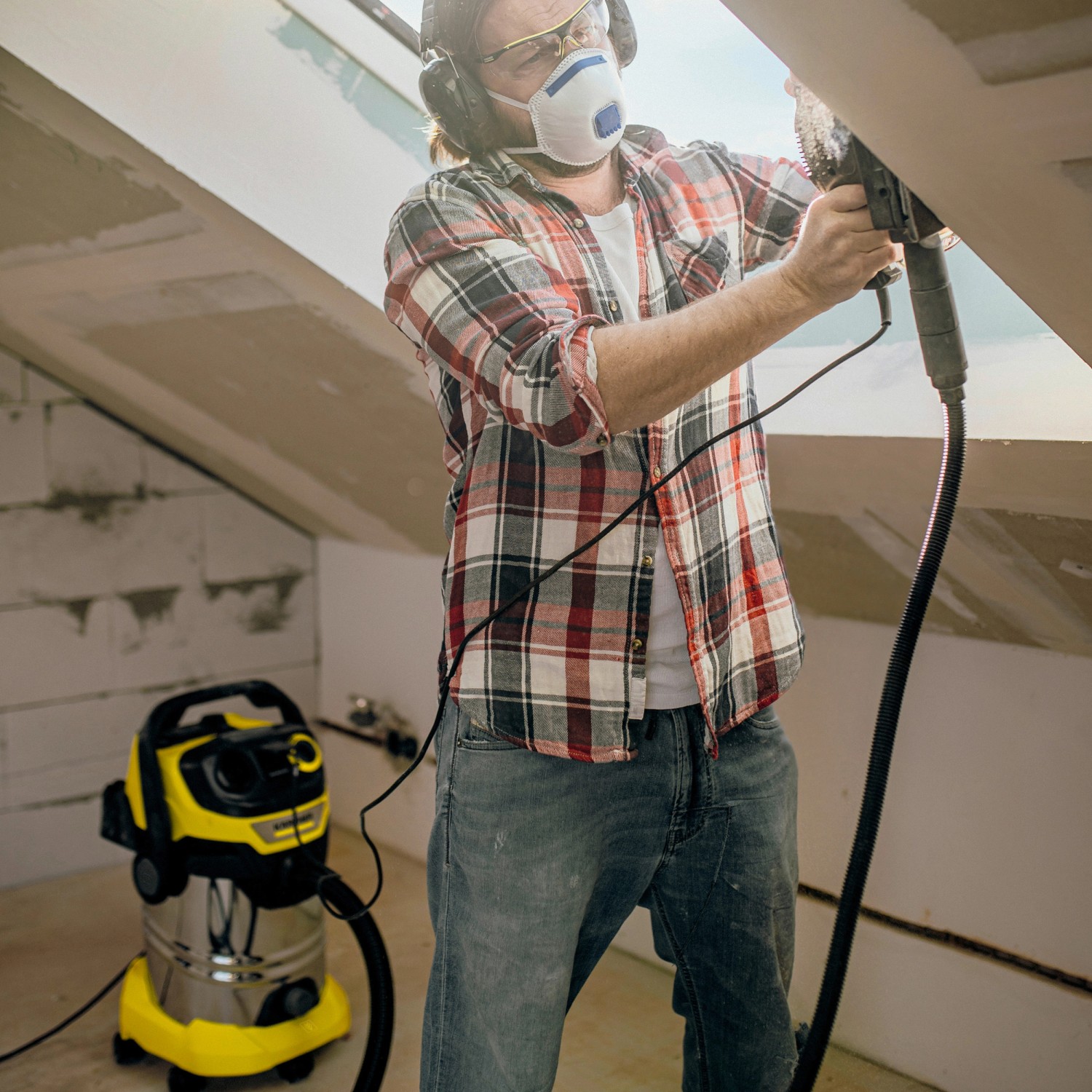 Mann schleift Decke mit Kärcher WD 6 P S V-30/6/22/T Nass-Trockensauger im Einsatz.