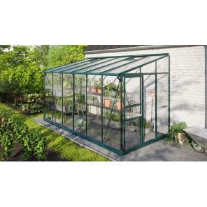 Vitavia Gewächshaus Ida 7800 Smaragd, 7,8 m², Anlehngewächshaus mit Pflanzen im Garten.