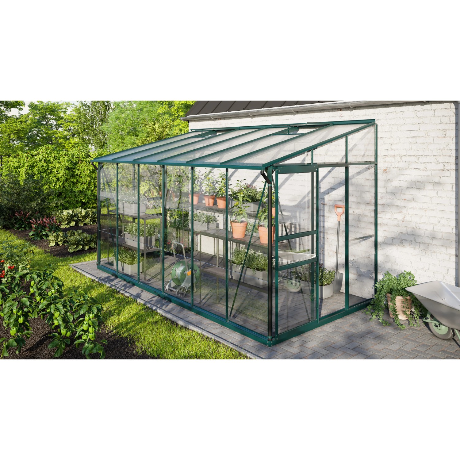 Vitavia Gewächshaus Ida 7800 Smaragd, 7,8 m², Anlehngewächshaus mit Pflanzen im Garten.