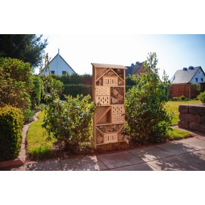 Großes Gardigo Insektenhotel XXXL aus Holz im Garten, Nützlingshotel für Bienen, Schmetterlinge und Marienkäfer.