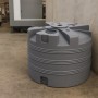 Grauer, marmorierter KMND 5000L Trinkwasser Wassertank aus PE mit Rippenstruktur. Ideal für Regentonnen & Wasserzapfstellen.