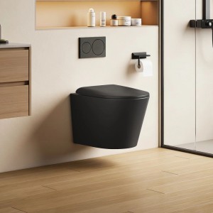 Modernes, spülrandloses Wand-WC in Matt Schwarz mit Softclose-Sitz im Badezimmer.