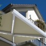 Home Deluxe LED Vollkassettenmarkise, 350x250 cm, sandfarben, mit Windsensor und LED-Beleuchtung.