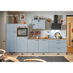pino Küchenzeile 340 cm in Pastellblau mit Geräten, Spüle und Arbeitsplatte in Holzoptik.