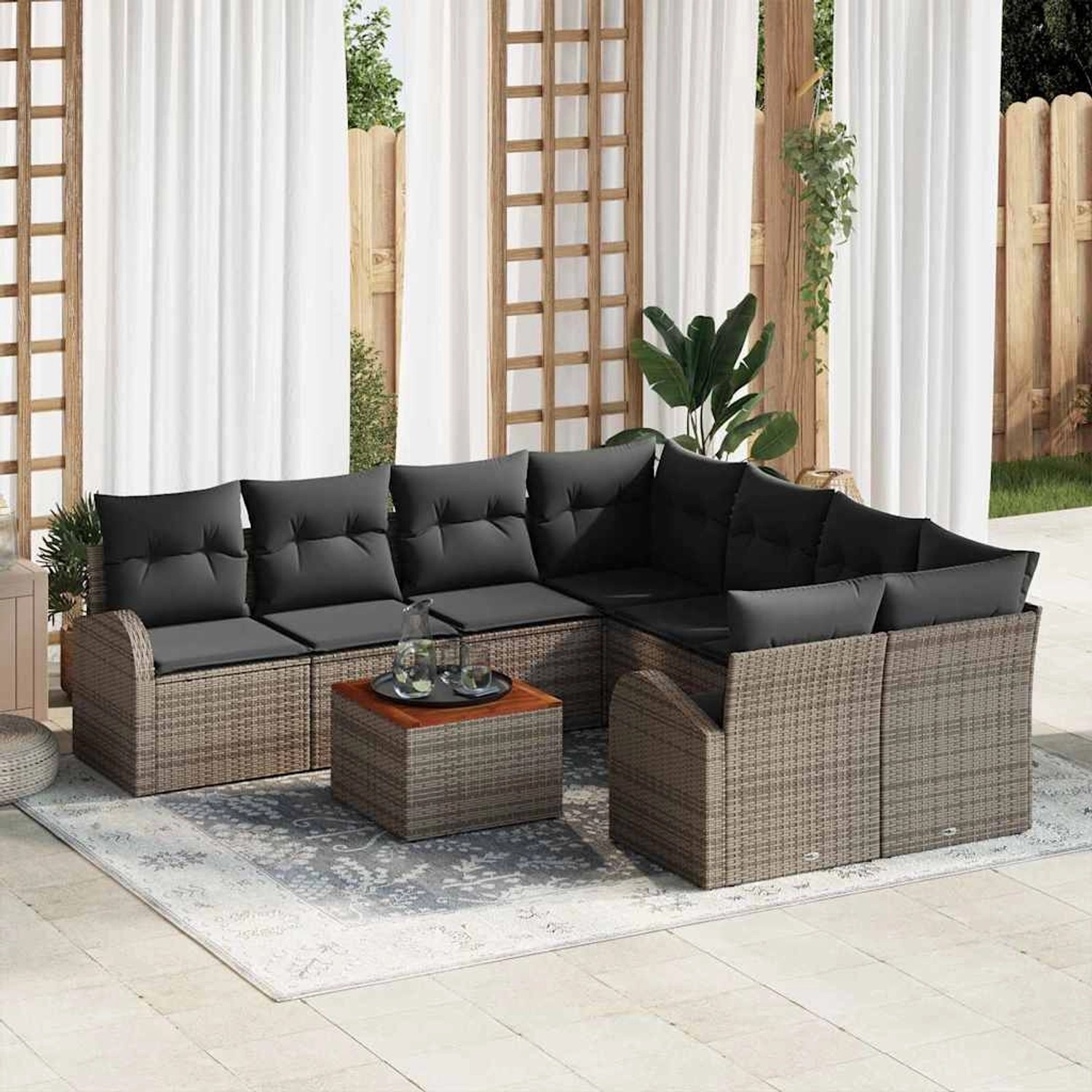 Graues 9-teiliges vidaXL Garten-Sofa-Set aus Rattan mit Tisch und schwarzen Kissen.