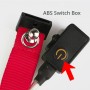 Leuchtendes Katzenhalsband: Detailansicht des schwarzen Schalters mit Power-Knopf und USB-Anschluss. Für sichere Sichtbarkeit.