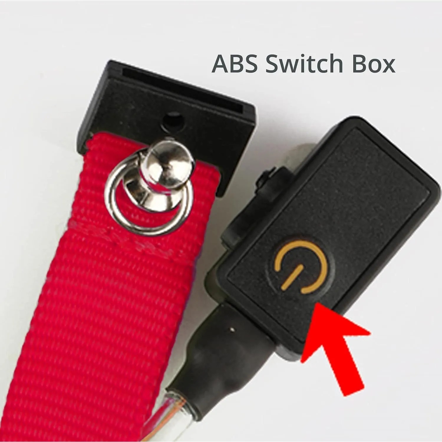Leuchtendes Katzenhalsband: Detailansicht des schwarzen Schalters mit Power-Knopf und USB-Anschluss. Für sichere Sichtbarkeit.