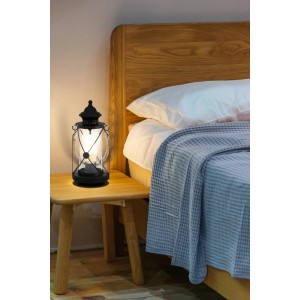 Schwarze Eglo Tischleuchte Bradford im Laternen-Design auf Nachttisch. Design-Tischlampe mit E27 Fassung.