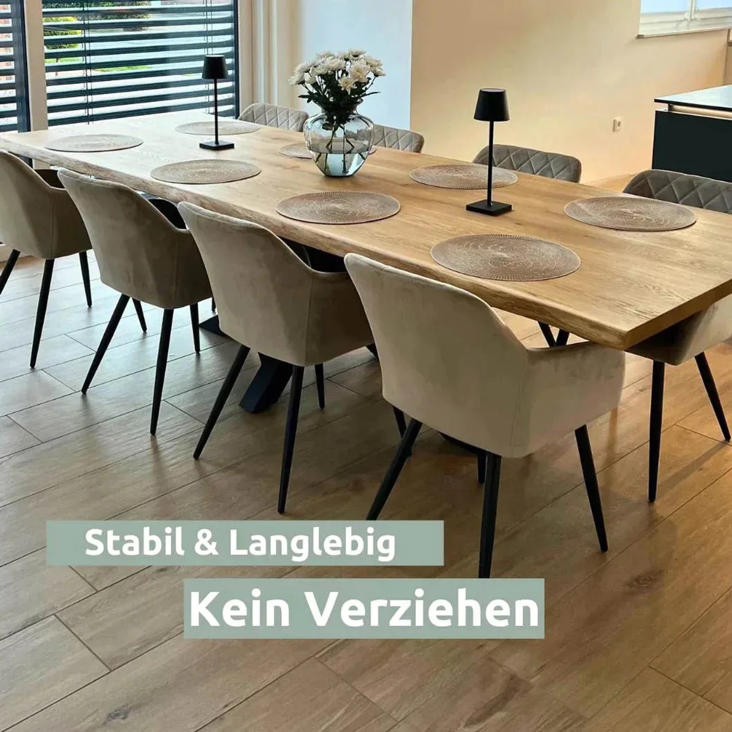 Holz4home Tischplatte aus Eiche mit Baumkante, 140x80 cm, mit Stühlen und Dekoration.