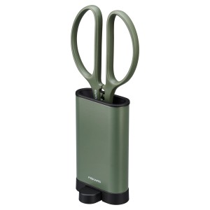 Grüne Fiskars Pflanzenschere mit Halter für saubere Schnitte und praktische Aufbewahrung.