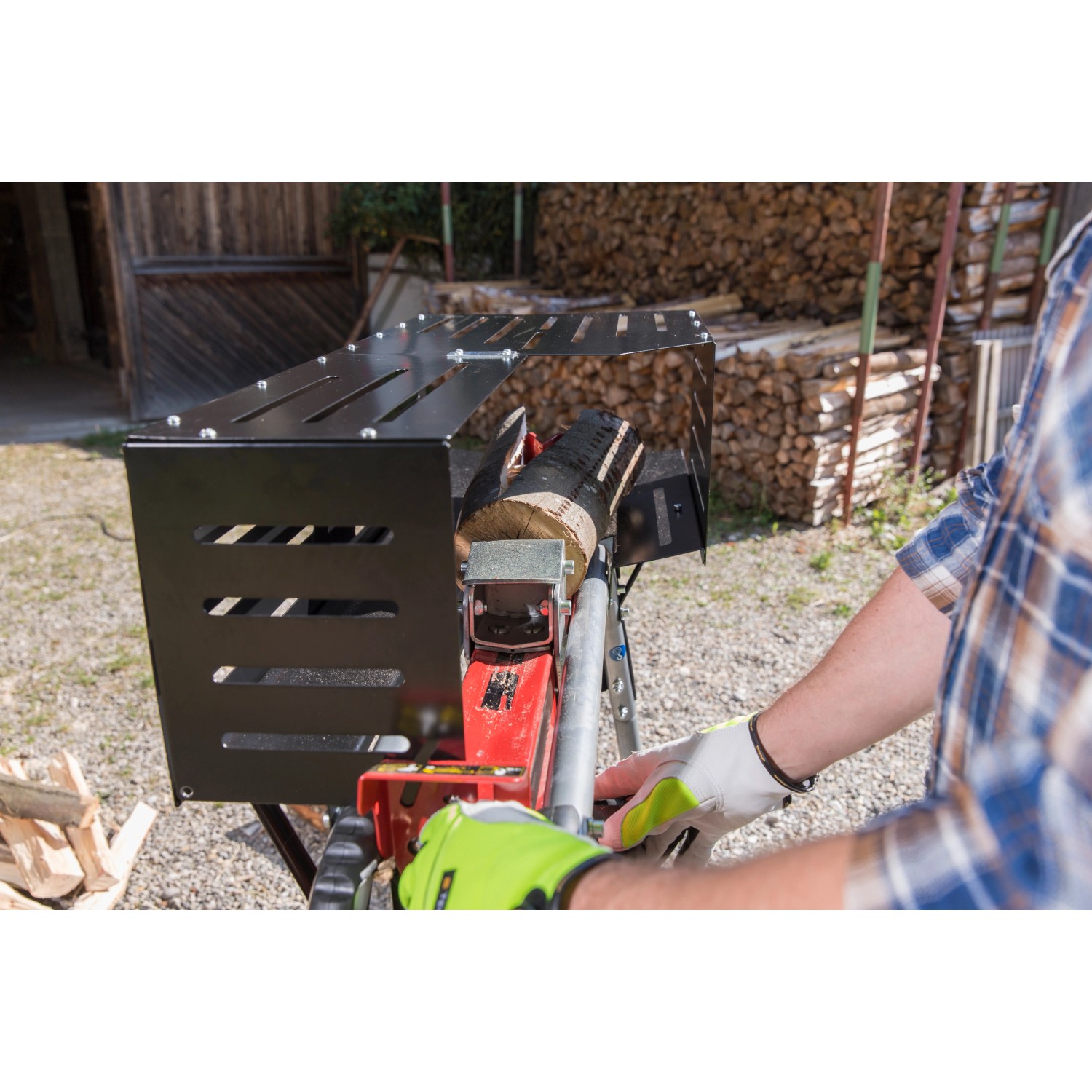 Al-Ko Elektro Holzspalter LSH 520/5 in Nutzung mit Holzstück und Schutzvorrichtung.