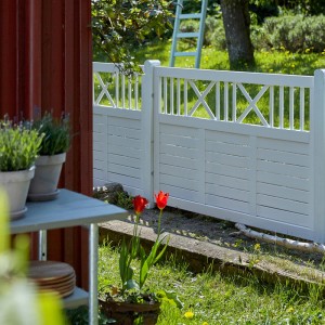 Weißer Vorgartenzaun Nostalgi aus Nadelholz, 180x95 cm, im Garten.