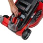 Einhell Akku-Rasenmäher GE-CM 43 Li mit zwei Akkus beim Einsetzen in das Gerät.
