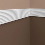 Weiße PROFHOME Wand- und Friesleisten (12 Stk.) als Zubehör für Paneele an einer braunen Wand.
