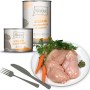 Mjamjam Katzen-Nassfutter Saftiges Huhn mit Möhrchen, Dosen und frisches Hühnerfleisch auf Teller.
