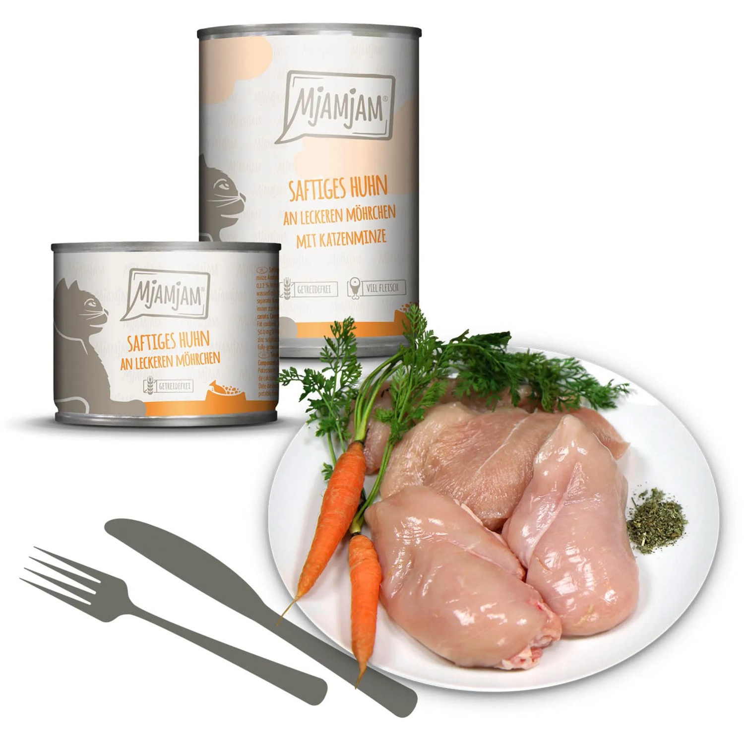 Mjamjam Katzen-Nassfutter Saftiges Huhn mit Möhrchen, Dosen und frisches Hühnerfleisch auf Teller.