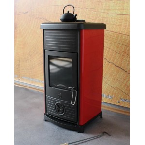 Roter Plamen Maestral N Kaminofen mit Herdplatte und Teekanne, 6,5 kW Leistung.
