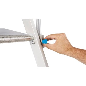 Detailaufnahme: Hand justiert blaue Schraube an Zarges Plattformleiter ZAP Neo S mit 8 Stufen.