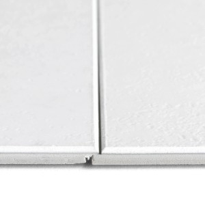 Detailaufnahme: Weiße Grosfillex GX Wall+ Dekor-Paneele mit Steinoptik und Nut-Feder-System.