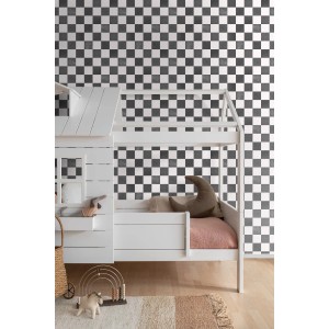 ESTAhome Tapete Karomuster Schwarz-Weiß an Kinderzimmerwand mit weißem Hochbett.
