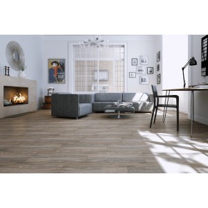 Verlegtes Feinsteinzeug Tizura in Braun mit Holzoptik im Wohnraum.