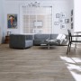 Verlegtes Feinsteinzeug Tizura in Braun mit Holzoptik im Wohnraum.
