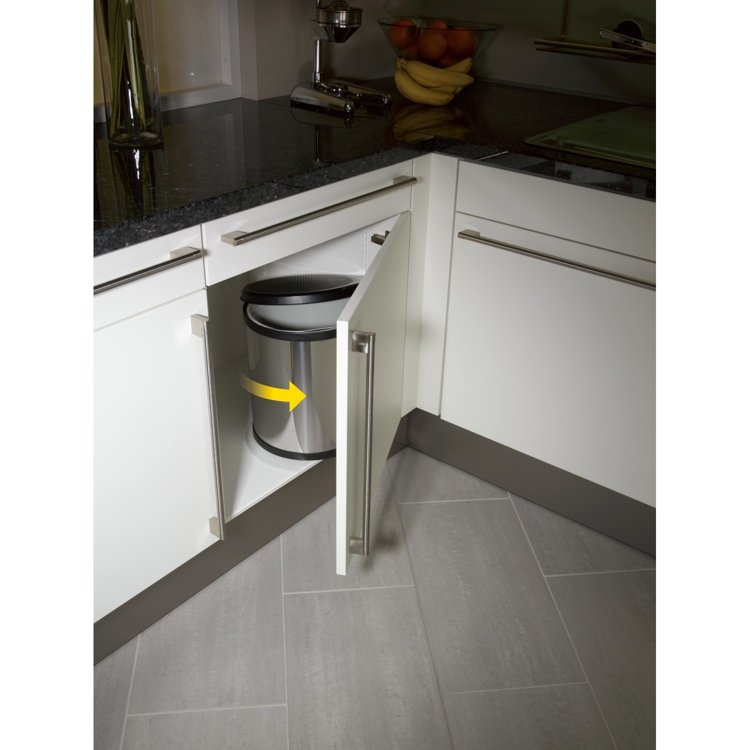 Hailo Mülleimer Compact Box 15L Edelstahl im Unterschrank mit geöffneter Tür.