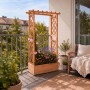 Wetterfester Blumenkasten aus Tannenholz mit Rankgitter und Dach, bepflanzt mit bunten Blumen auf Balkon.