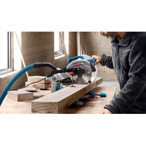 Bosch Professional GCM 216 Kapp- und Gehrungssäge beim Holzzuschnitt.