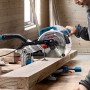 Bosch Professional GCM 216 Kapp- und Gehrungssäge beim Holzzuschnitt.