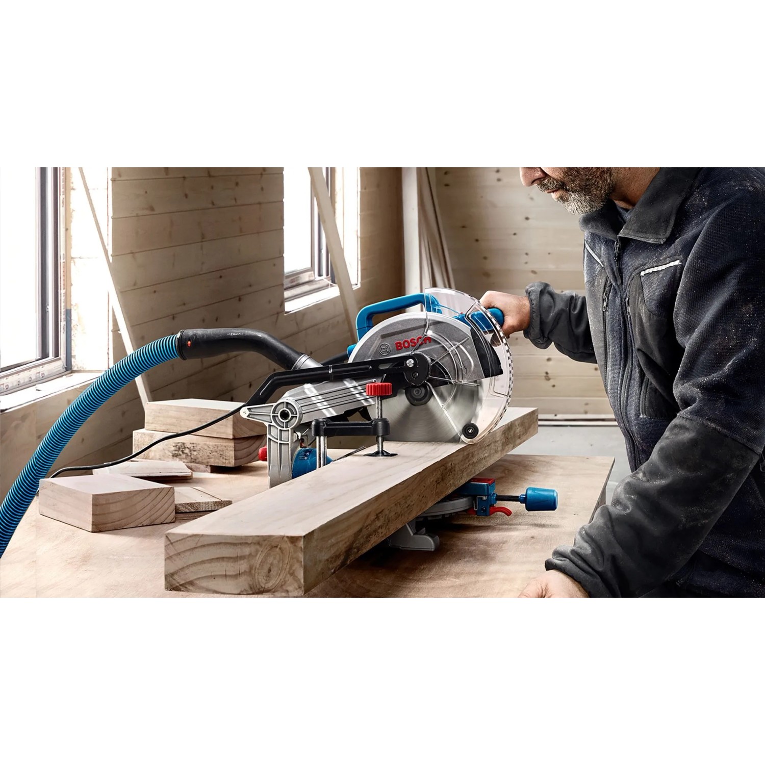 Bosch Professional GCM 216 Kapp- und Gehrungssäge beim Holzzuschnitt.