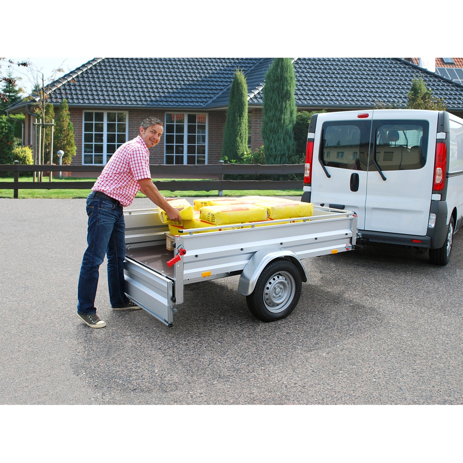 Stema Anhänger Variolux 850 mit Stützrad und Diebstahlsicherung beladen.