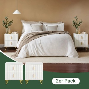 Weißes 2er Set Nachttische mit je 2 geriffelten Schubladen und goldenen Griffen/Beinen. Modernes Design für Schlafzimmer.