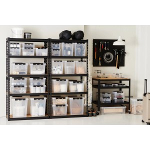 Transparente SmartStore Aufbewahrungsbox Classic 66 l mit schwarzem Deckel im Regal.