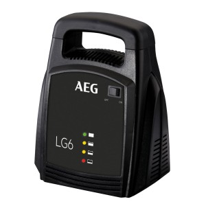 Schwarzes AEG Batterieladegerät LG6 für 12V Autobatterien mit Tragegriff und LED-Anzeige.