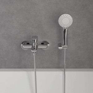 Villeroy & Boch O.novo Wannenarmatur in Chrom mit Handbrause an grauer Wand.