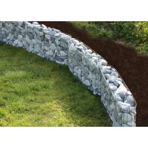 Bellissa Gabionen-Korb Leonardo als Beeteinfassung mit Steinen gefüllt im Garten.