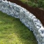 Bellissa Gabionen-Korb Leonardo als Beeteinfassung mit Steinen gefüllt im Garten.