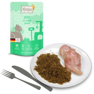 Mjamjam Katzen-Nassfutter Quetschie Insekt mit Huhn, servierfertig auf einem Teller.