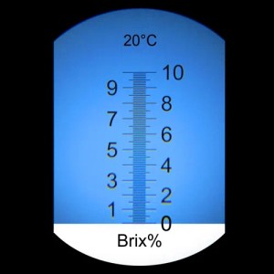 Anzeige des PCE Instruments Refraktometers für Wein: Brix-Skala mit Werten von 0 bis 10.