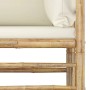 Detailansicht des vidaXL Garten-Lounge-Sets aus Bambus mit cremeweißen Kissen.