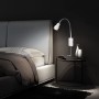 Weiße Briloner LED-Bettleuchte Tusi mit Flexarm zur individuellen Lichtausrichtung.
