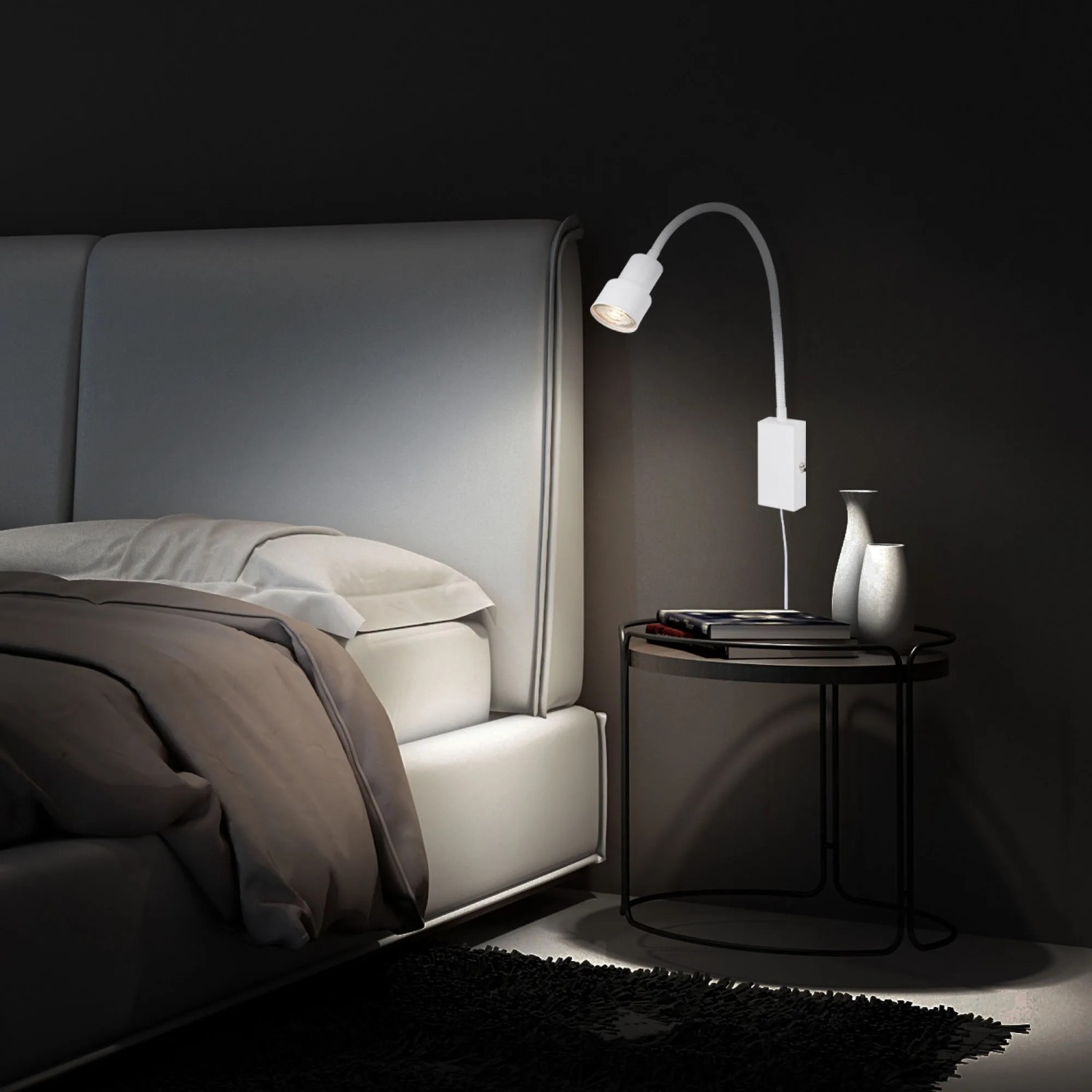 Weiße Briloner LED-Bettleuchte Tusi mit Flexarm zur individuellen Lichtausrichtung.